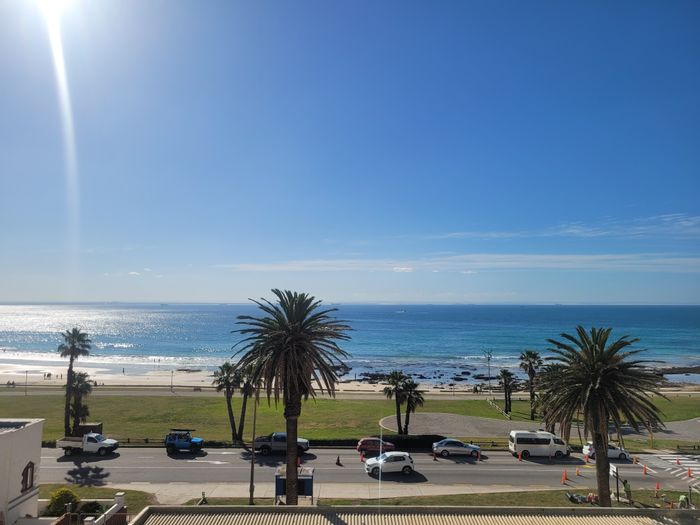 Beachfront apartment in Summerstrand for sale, ocean views, secure access, 2 beds.