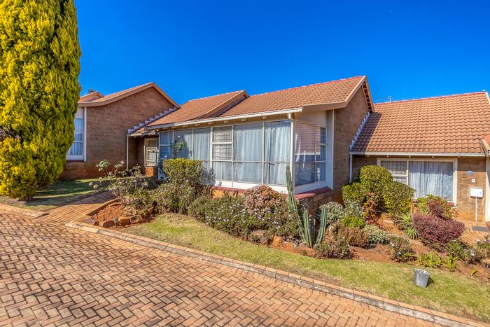 Groblerpark Townhouse For Sale: 2 beds, secure complex, close to amenities.
