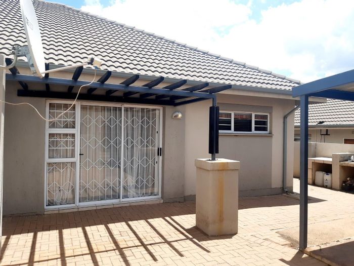 Townhouse For Sale in Hoeveld Park: 3 beds, 2 baths, secure complex, near schools.