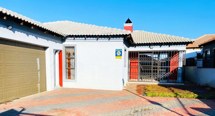 3-Bedroom House For Sale in Duvha Park with spacious layout and pet-friendly yard.