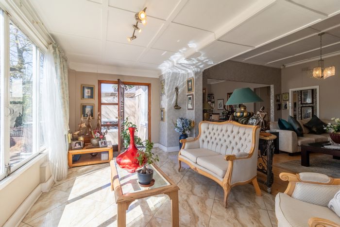 House for Sale in Observatory: Pool, cottage, double garage, and inverter included.