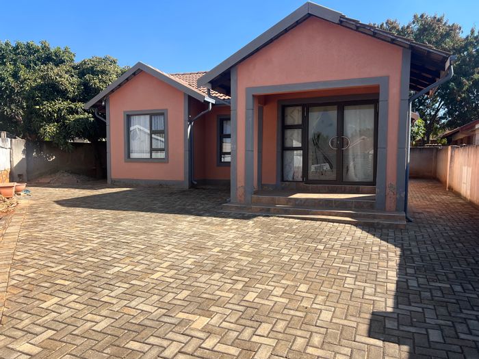 3-Bedroom House in Geelhoutpark For Sale, near schools and Rustenburg Mall.