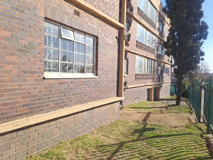 For Sale: Apartment in Rosettenville with secure parking, enclosed patio, and investment potential.