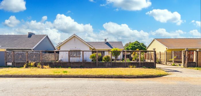 Florida Lake House For Sale: 3 Bedrooms, Flatlet, Garage, and Ample Parking.