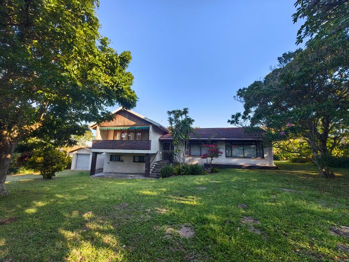 House for Sale in Scottburgh South: 4 beds, flat, near amenities and golf club.