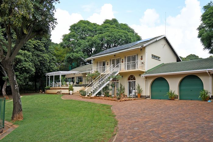 Equestrian estate with guesthouse, stables, and income potential in Strydfontein AH For Sale.