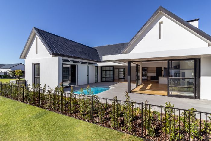 House for Sale in Pearl Valley Golf & Country Estate: 4 beds, pool, golf access.