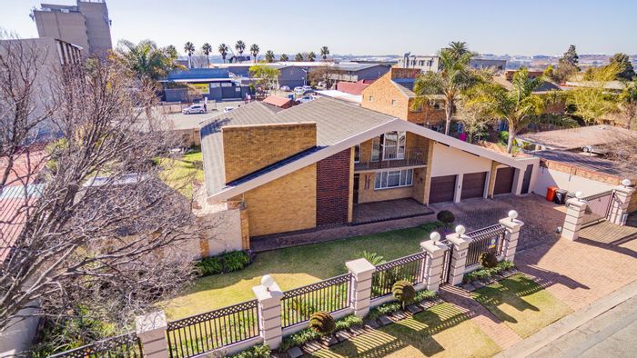 Edendale House For Sale: 4 Bedrooms, spacious garden, entertainment lapa, study.