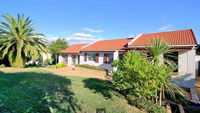 Heldervue House To Rent: 3 Bedrooms, study, pool, pet-friendly, close to amenities.
