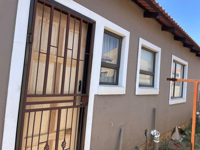 3-Bedroom House in Vanderbijlpark Ce 4 For Sale with spacious yard and fitted kitchen.