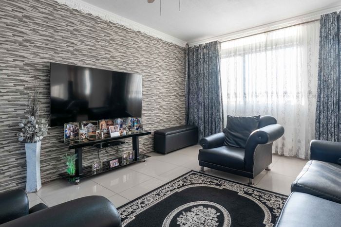 Amanzimtoti Flat For Sale: 3 Bedrooms, sea views, pool, secure parking, close to beach.