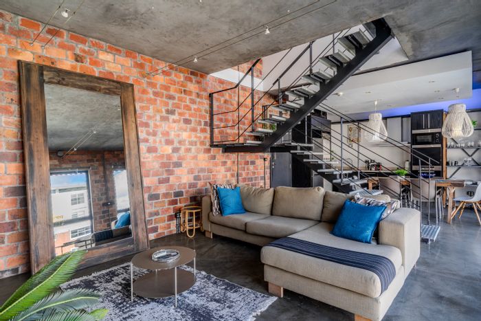 For Sale: Apartment in Cape Town City Centre with 2 bedrooms, pool, and parking.