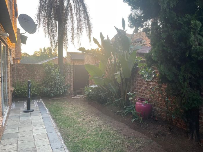 Mayfield Park Townhouse For Sale: 3 Bedrooms, Private Garden, Near Kibler Golf Course.