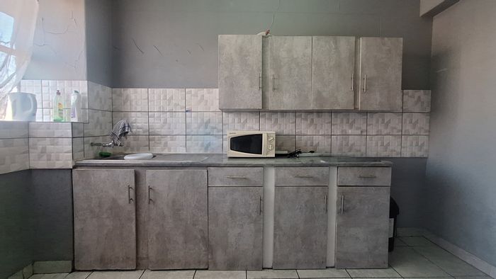 Sunnyside Flat For Sale: 3.5 bedrooms, parking, and rental income potential.