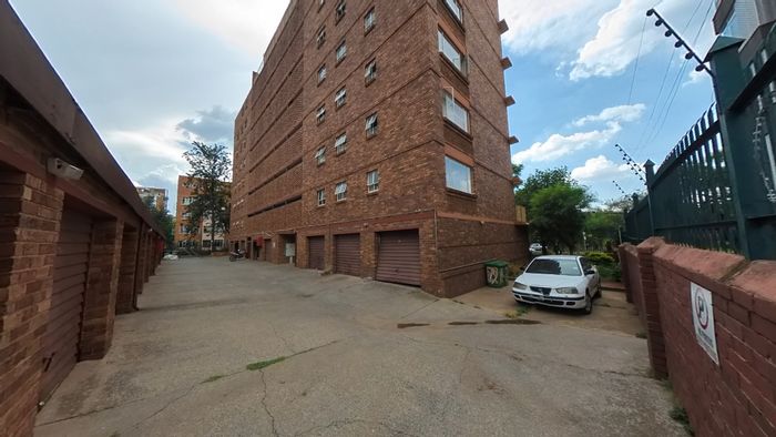 Sunnyside Flat For Sale: 3 Bedrooms, Garage, Spacious Living, Convenient Amenities.