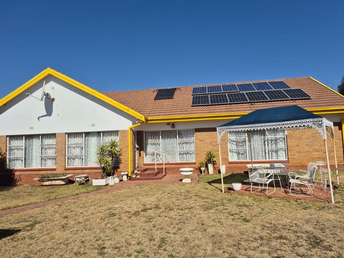 House for Sale in Vredefort Central: Borehole, double garage, garden, 4 bedrooms.