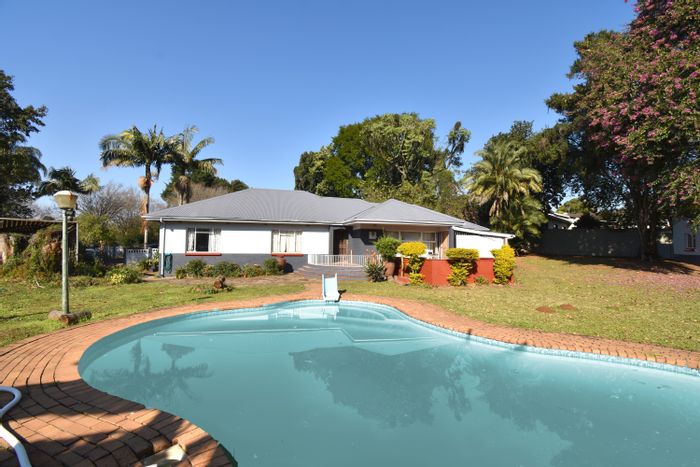 For Sale: Townhouse in Athlone with 7 bedrooms, pool, and income potential.