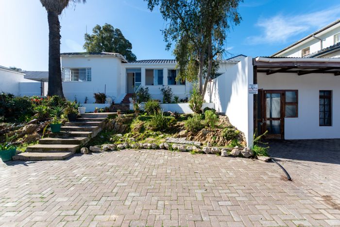 House For Sale in Hopefield Central: 3 Bedrooms, river views, storage unit potential.