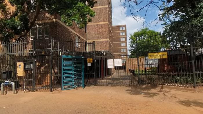 Sunnyside Apartment For Sale: 1 bath, secure building, parking, near transport and shops.