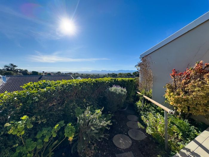 Bowtie Townhouse For Sale: 2 bedrooms, open-plan living, garden, close to amenities.