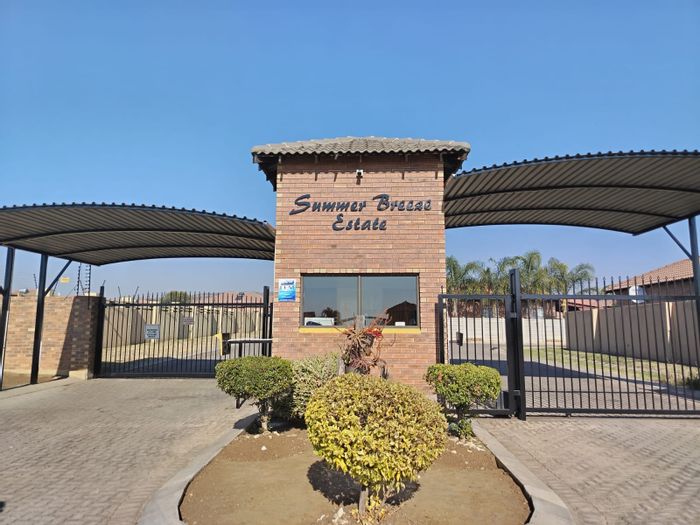 For Sale: 3-Bedroom House in Waterval East with pet-friendly yard and community access.