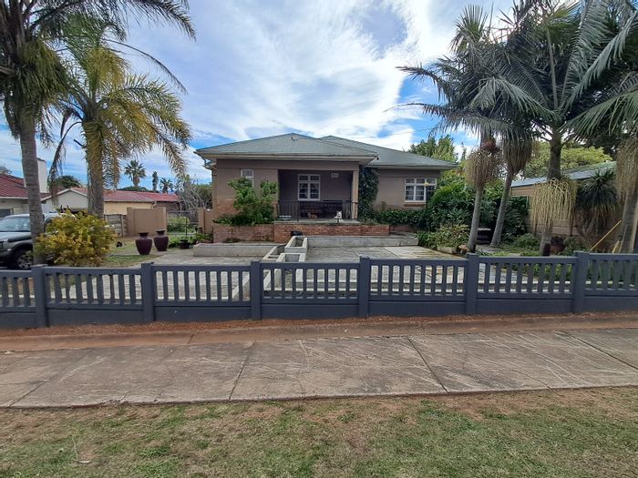 House for Sale in Mosel: 3 Bedrooms, flatlet, pool, garage, and garden.