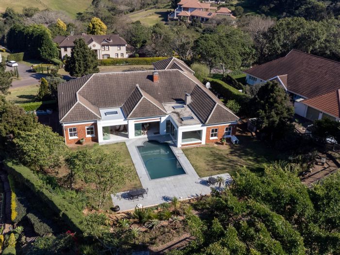 Kirtlington Park Townhouse For Sale: 4 bedrooms, pool, spacious verandah, and multiple lounges.