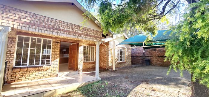2-Bedroom Flat To Rent in Louis Trichardt Central with garden and prepaid electricity.