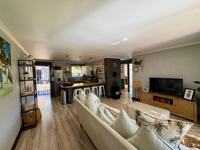 For Sale: Townhouse in Magaliessig with garden, 2 beds, and covered parking.