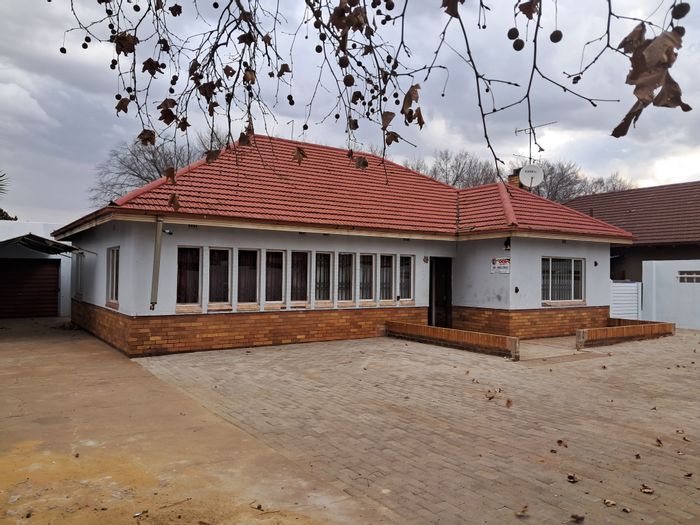 4-bedroom house in Vanderbijlpark CE 1 with garage, garden, and security system. To Rent.