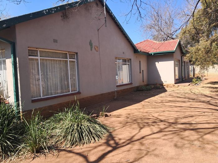 Flora Gardens House To Rent: 4 beds, 2 baths, large garden, double garage.