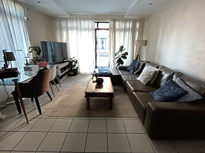 West Beach Apartment To Rent: 2 beds, balcony, garage, steps from the beach.