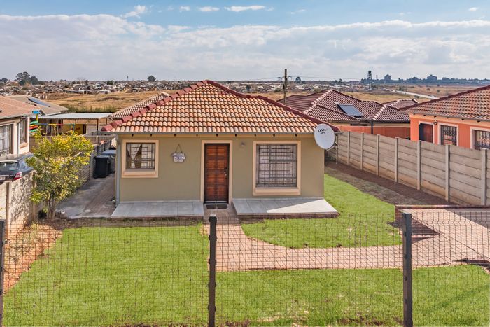 Witpoortjie House For Sale: 3 Bedrooms, JoJo Tank, Low-Maintenance Yard.