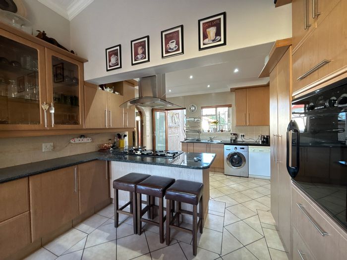 Farrarmere House For Sale: 3 beds, flatlet, pool, office, and backup systems.
