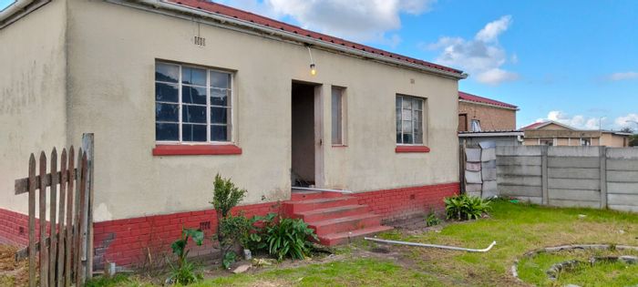 Ruyterwacht House For Sale: Renovated 3-bed, private yard, close to amenities.