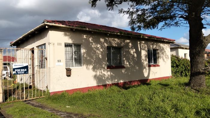 Ruyterwacht House For Sale: 3 Bedrooms, pet-friendly yard, near schools and shops.