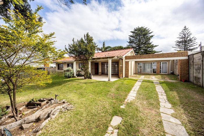 Gonubie House For Sale: Spacious garden, pool, large garage, close to amenities.