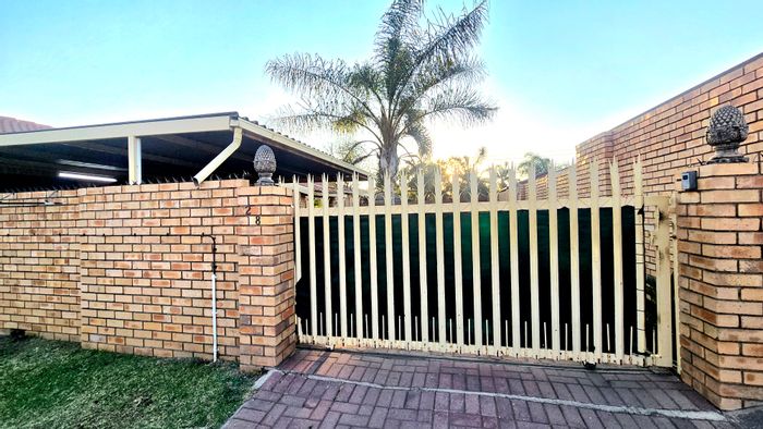 Reyno Ridge House For Sale: 3 Bedrooms, secure complex, spacious yard, investment potential.