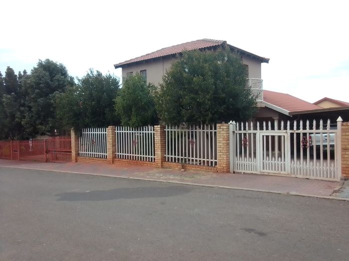 Geelhoutpark House For Sale: 4 beds, bachelor flatlet, secure yard, near amenities.