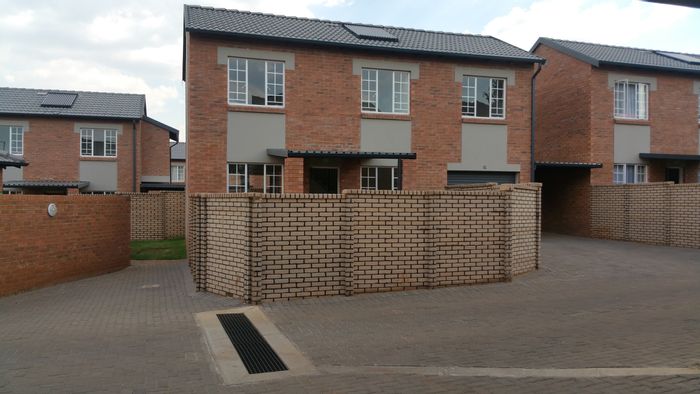 Raslouw Townhouse For Sale: 3 beds, 2.5 baths, secure complex with amenities.