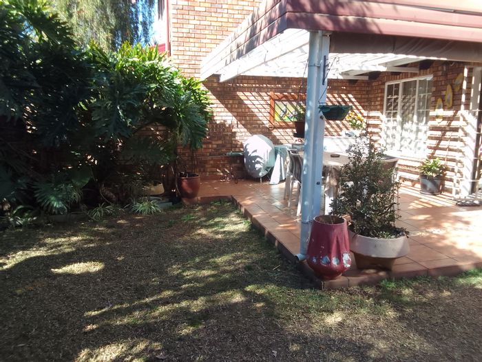 Kilner Park Townhouse For Sale: Pet-friendly, solar system, spacious loft, 24-hour security.