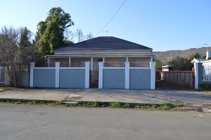 4-Bedroom House with Flatlet and Backup Water in Top Town, For Sale.