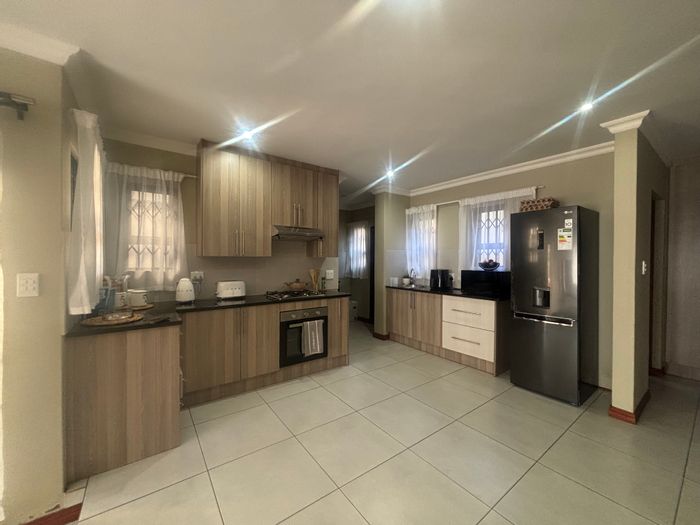 Ben Fleur Townhouse To Rent: 3 bedrooms, double garage, secure garden, built-in braai.
