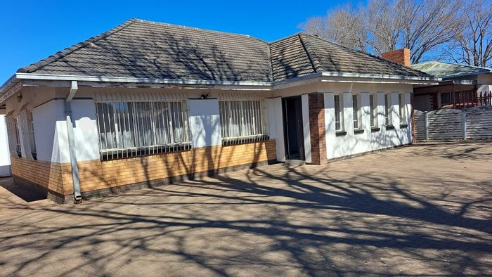 Vanderbijlpark CE 1 House For Sale: 2 Bedrooms, garage, renovation potential.