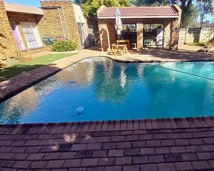 For Sale: House in Vanderbijlpark Sw 2 with 4 beds, heated pool, and security.