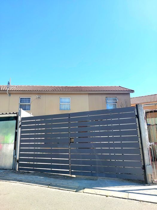 2-Bedroom Townhouse in Scottsdene For Sale with parking and built-in storage.