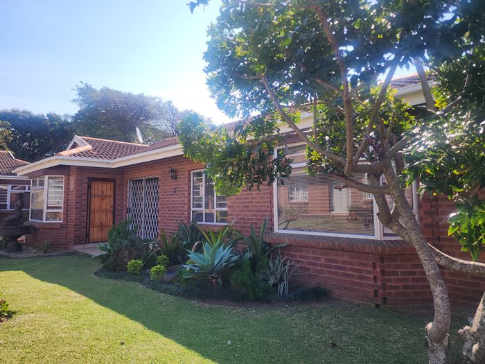 For Sale: Townhouse in Scottburgh Central, 3 beds, pet-friendly, close to amenities.