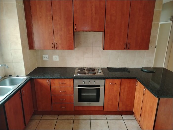 2-Bedroom Flat To Rent in Sonneveld with secure parking and convenient location.