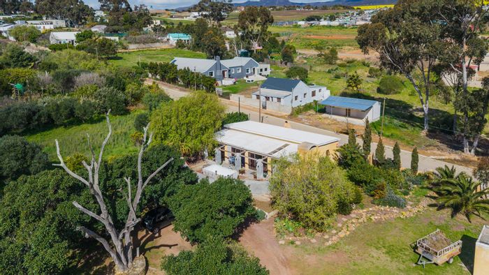 Napier Central House For Sale: 3 beds, 2 baths, spacious garden, built-in braai.