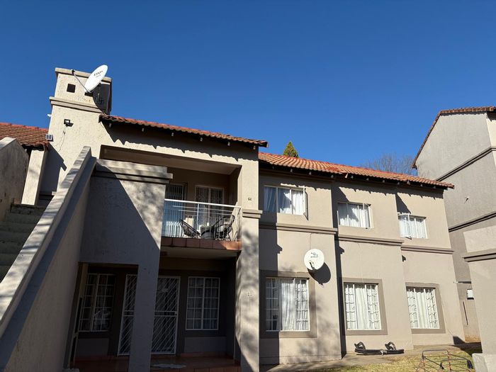 North Riding Apartment To Rent: 3 beds, pool, security, balcony, parking included.